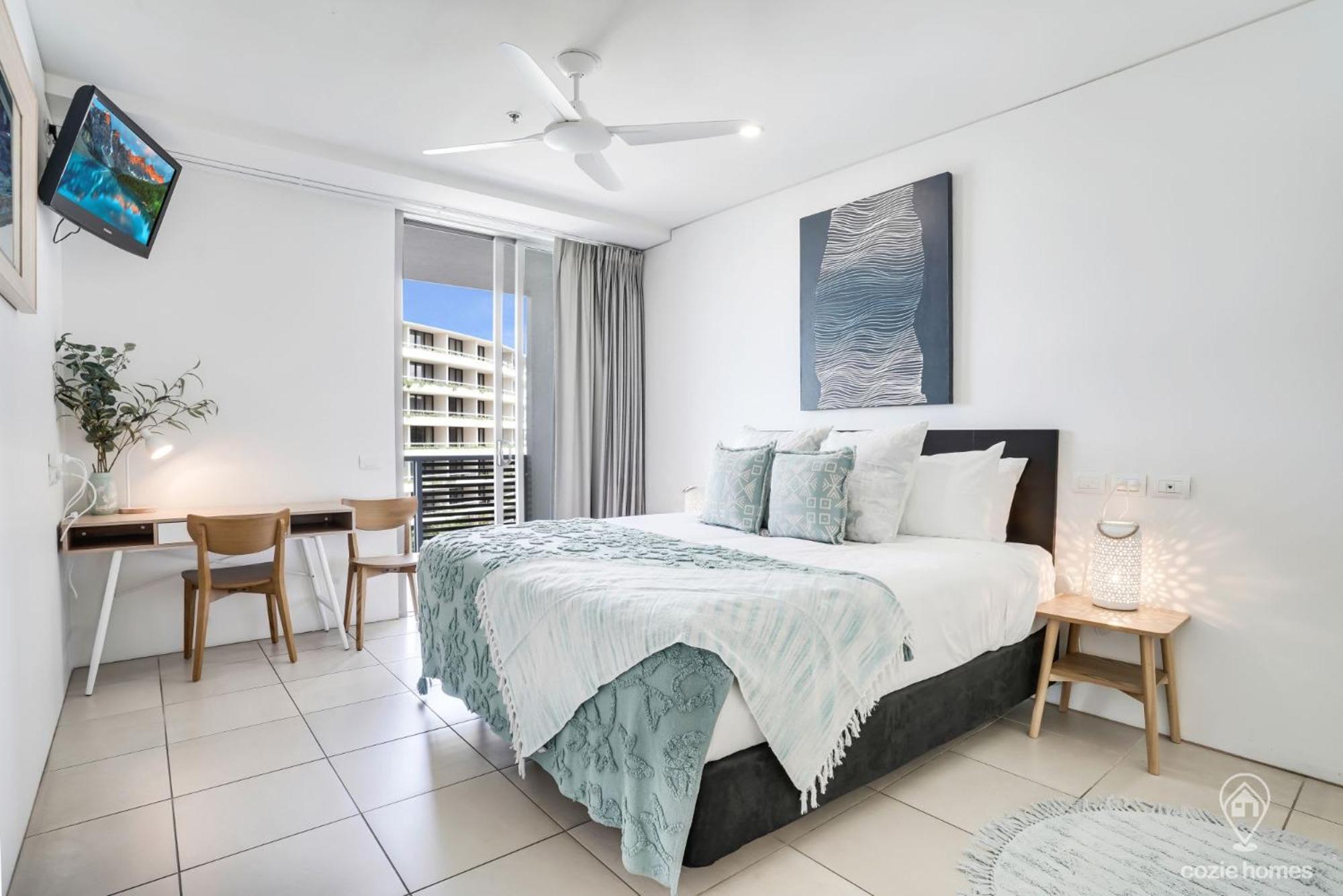 602 Harbour Lights With Ocean Views Hotel Cairns Room photo